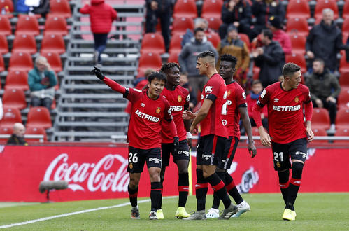 マジョルカ対ビリャレアル　後半、スペインリーグ初得点を決めて仲間に祝福されるマジョルカMF久保（左）（撮影・PIKO）