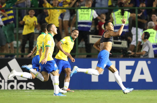 後半44分、決勝点を決めたブラジルDFラザロ（右）（ロイター）