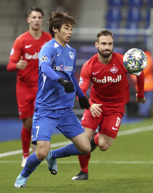 前半、競り合うゲンクの伊東（共同）