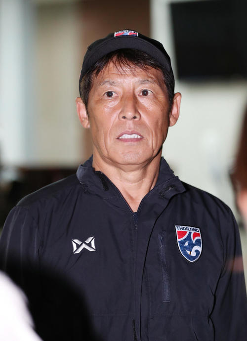 非公開練習を終え、集まった日本メディアの取材に応じるU－23タイ代表西野監督（撮影・前田充）
