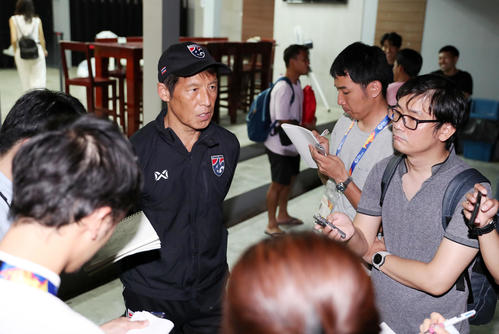非公開練習を終え、集まった日本メディアの取材に応じるU－23タイ代表西野監督（撮影・前田充）