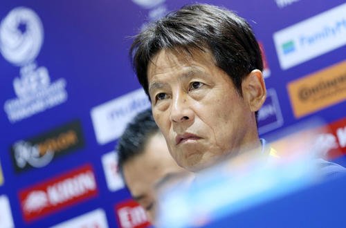 試合を翌日に控え、公式会見に臨むU－23タイ代表西野監督（撮影・前田充）