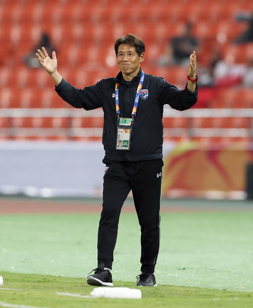 U－23タイ対U－23バーレーン　後半、チーム3点目となるゴールに両手を広げて喜ぶU－23タイ代表の西野監督（撮影・前田充）