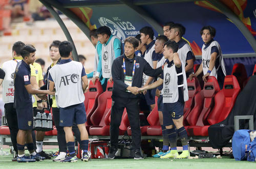 U－23バーレーンに勝利し、選手らと握手を交わすU－23タイ代表の西野監督（中央）（撮影・前田充）