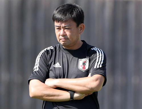 U－23日本代表の練習を見守る村山哲也氏