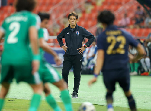 後半、戦況を見守るU－23タイ代表の西野監督（撮影・前田充）