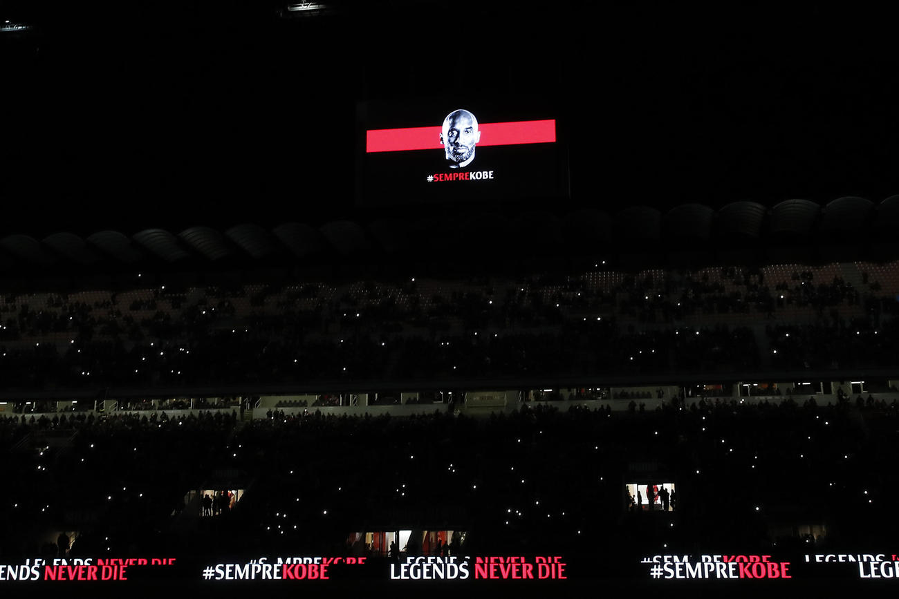 試合前にサンシーロの大型スクリーンに映し出されたコービー・ブライアント氏の画像（AP）