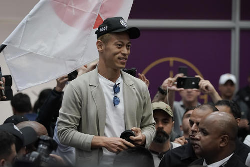 本田ブラジル到着、空港でボタフォゴ・サポ熱烈歓迎 - 海外サッカー