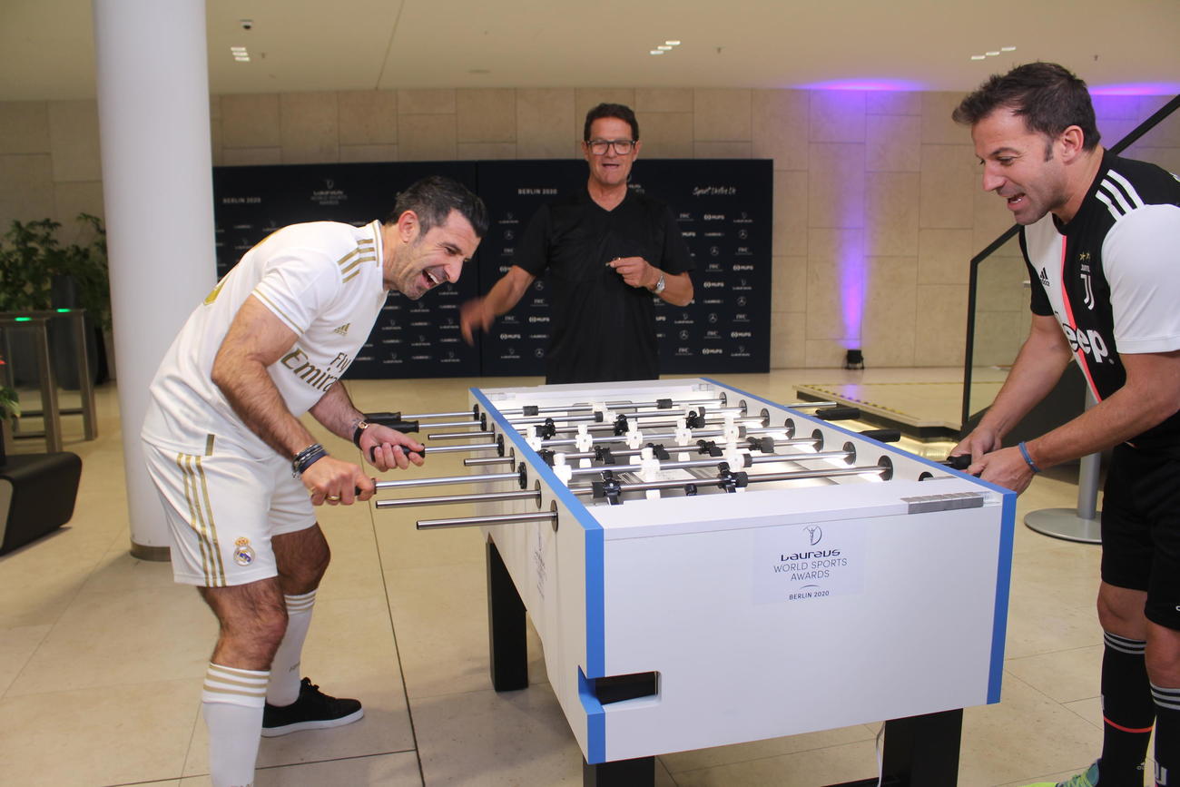 ゲームに興じるフィーゴ氏、カペッロ氏、デル・ピエロ氏（左から）