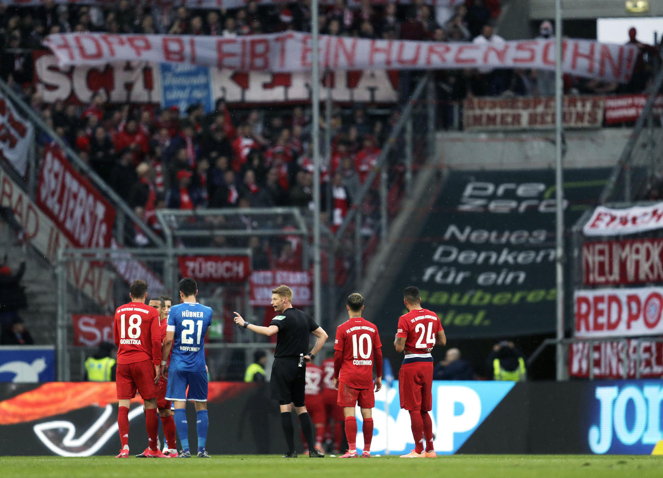 一時中断したホッフェンハイム－Bミュンヘン戦（AP）　