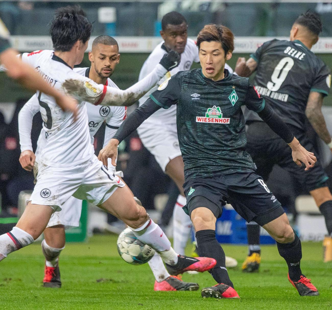 後半、競り合うブレーメンの大迫（手前右）とフランクフルトの鎌田（共同）