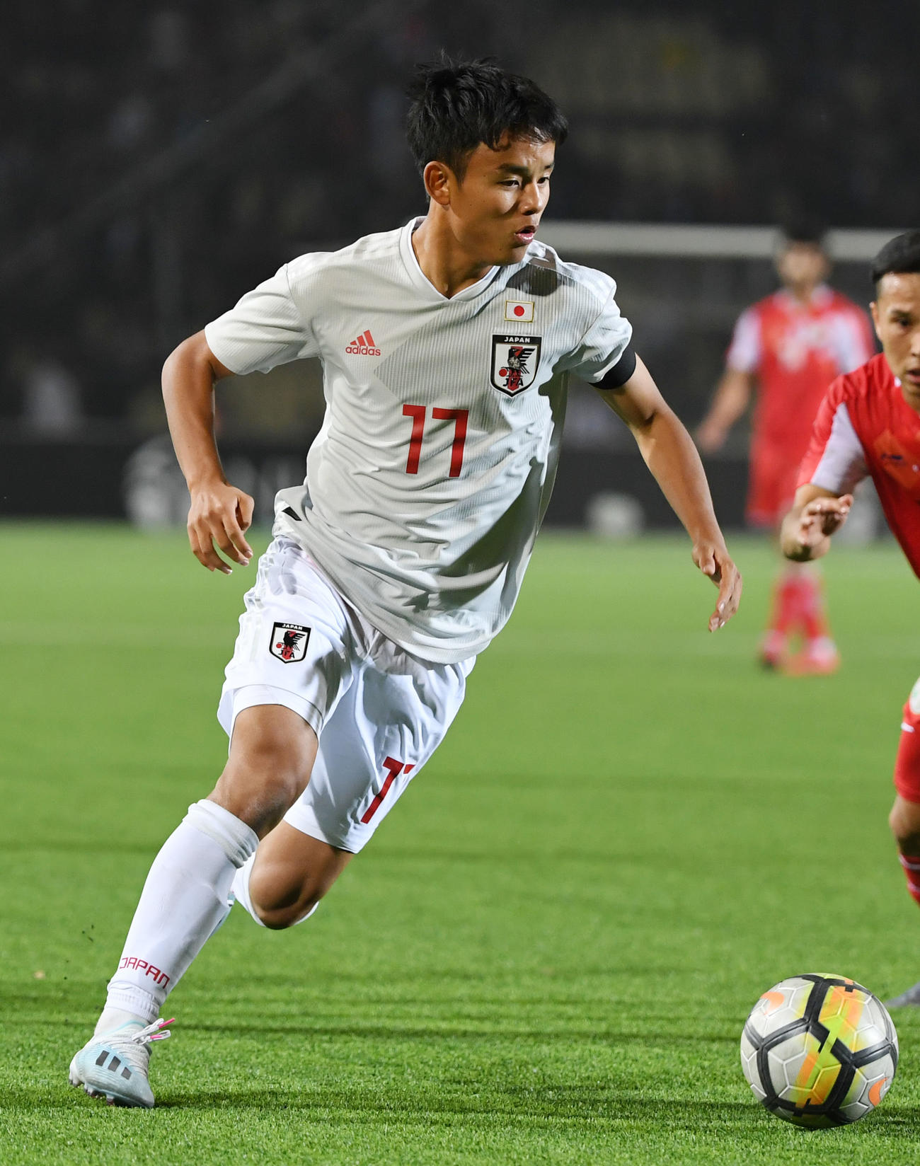ドリブルする久保建英（2019年10月15日撮影）