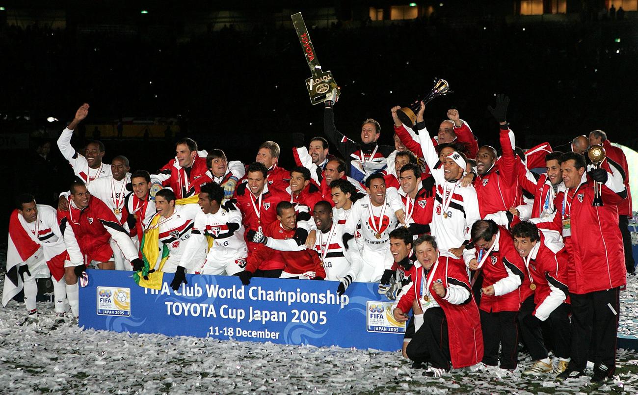 05年12月18日、トヨタ杯決勝でリバプールを下して優勝し、歓喜するサンパウロイレブン