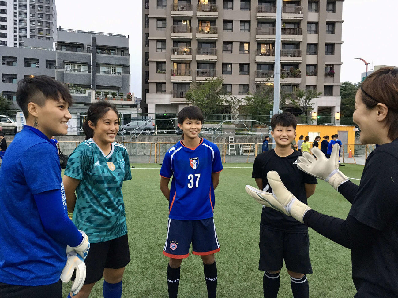 台湾人人選手に指導する大友氏（右端）