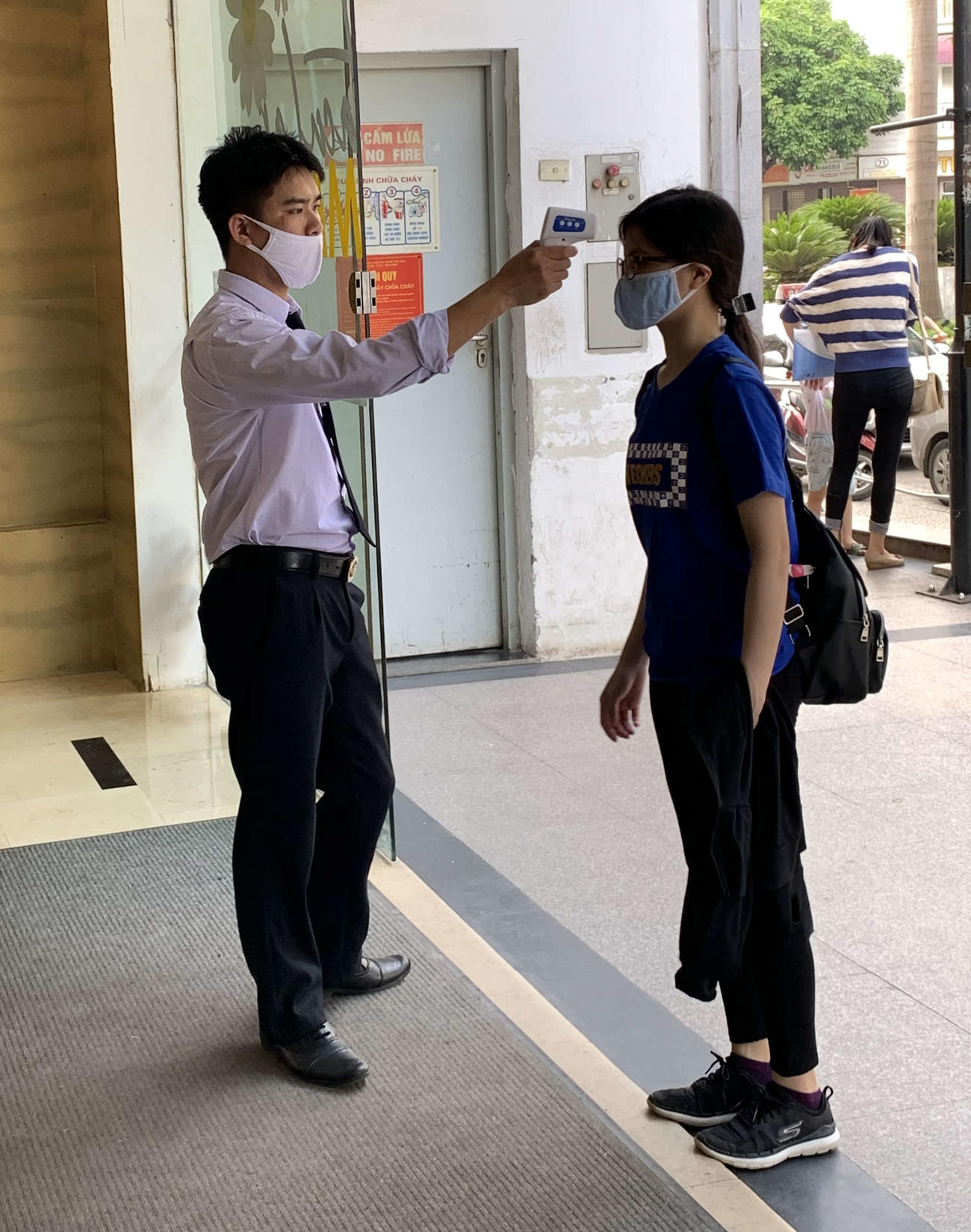 ベトナムの街中で行われる体温検査
