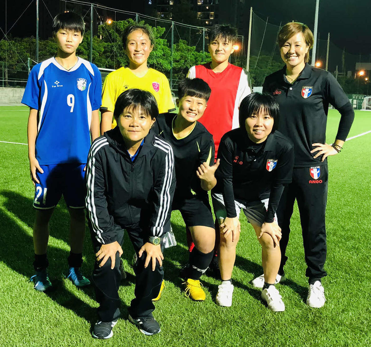 台湾での指導に励む大友氏（後列右端）