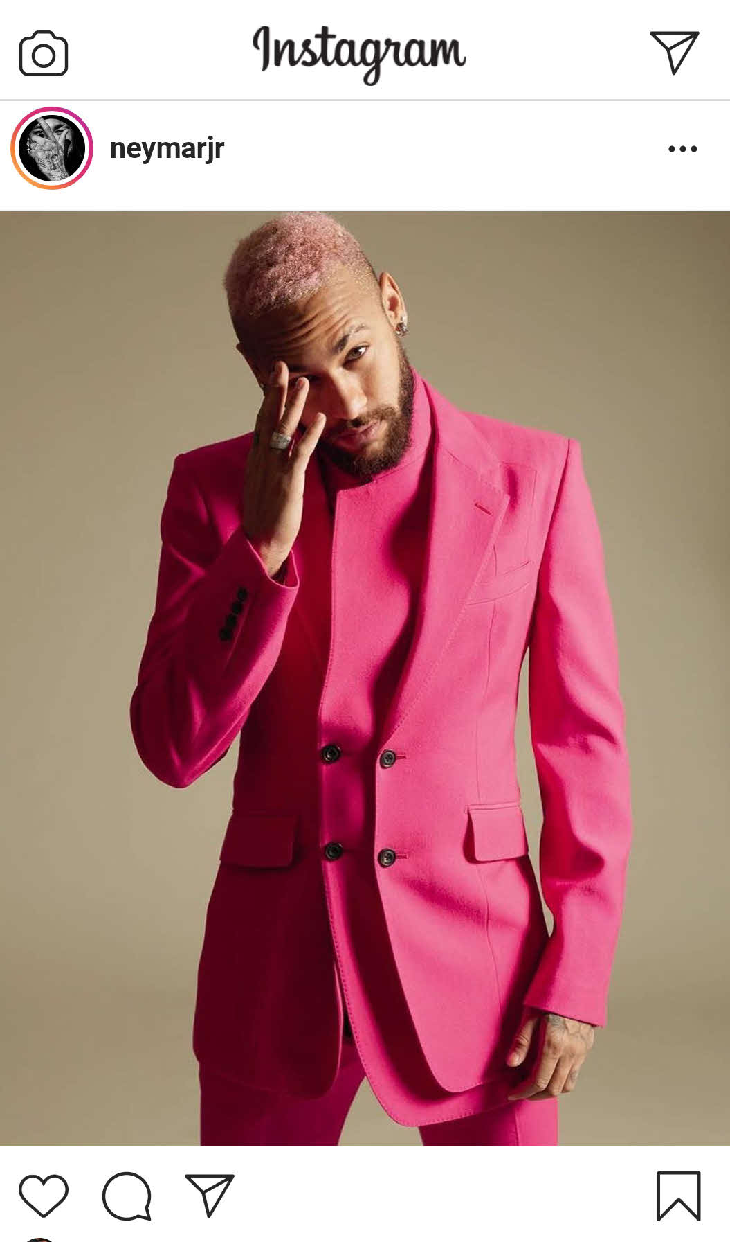 インスタグラムにピンク色のスーツ姿の写真を投稿したパリ・サンジェルマンのFWネイマール（ネイマールのインスタグラムより）