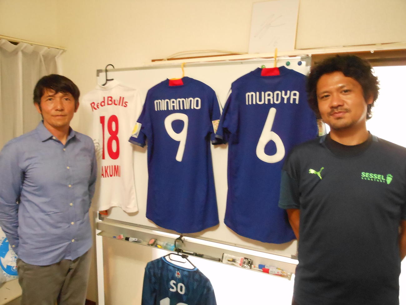 南野が小学校卒業まで在籍していたゼッセル熊取FCの杉山恵三代表（左）と比嘉陽一コーチ