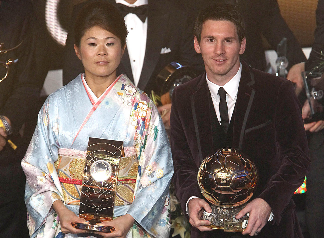 国際サッカー連盟（FIFA）年間表彰式での澤穂希さんとメッシ（2012年1月9日撮影・PNP）