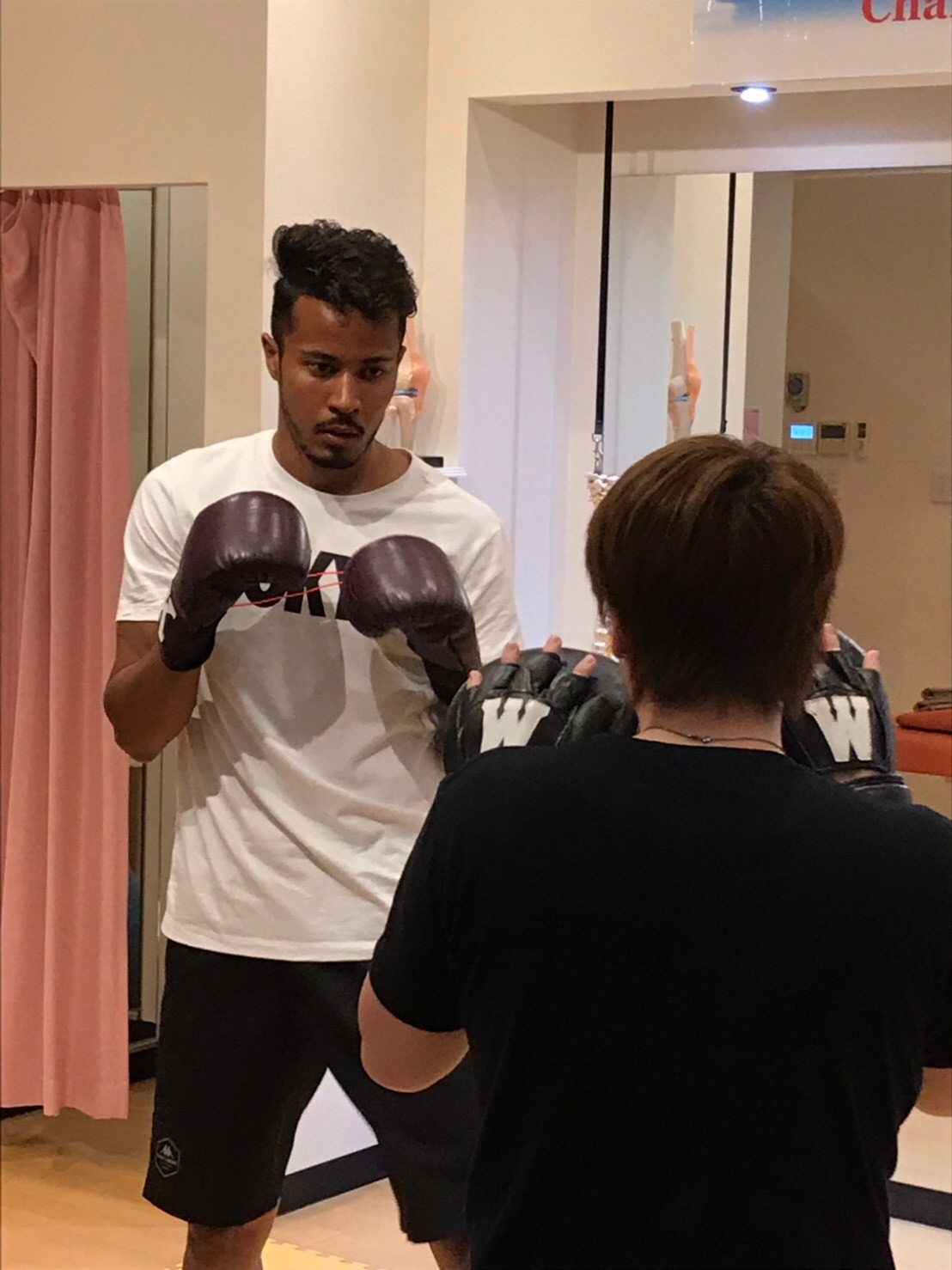 ボクシングトレーニングに取り組むベルギー・ベールスホットFW鈴木（左）とミットでパンチを受ける小倉トレーナー（小倉氏提供）