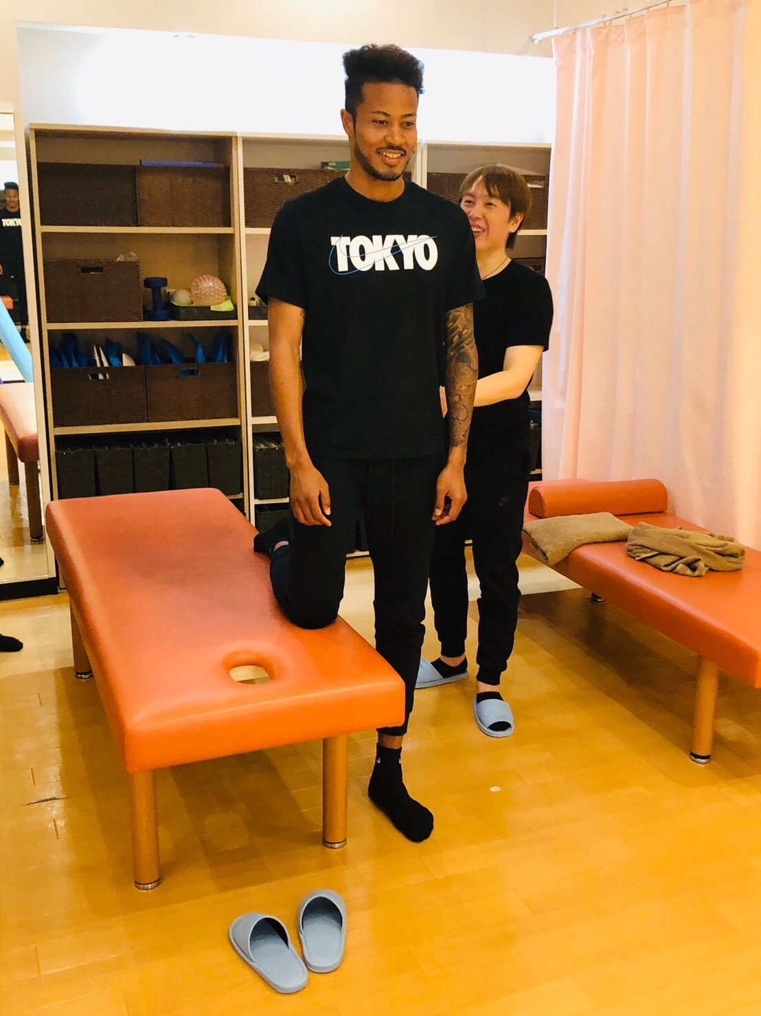 ベルギー・ベールスホットFW鈴木（左）のケアをする小倉トレーナー（小倉氏提供）