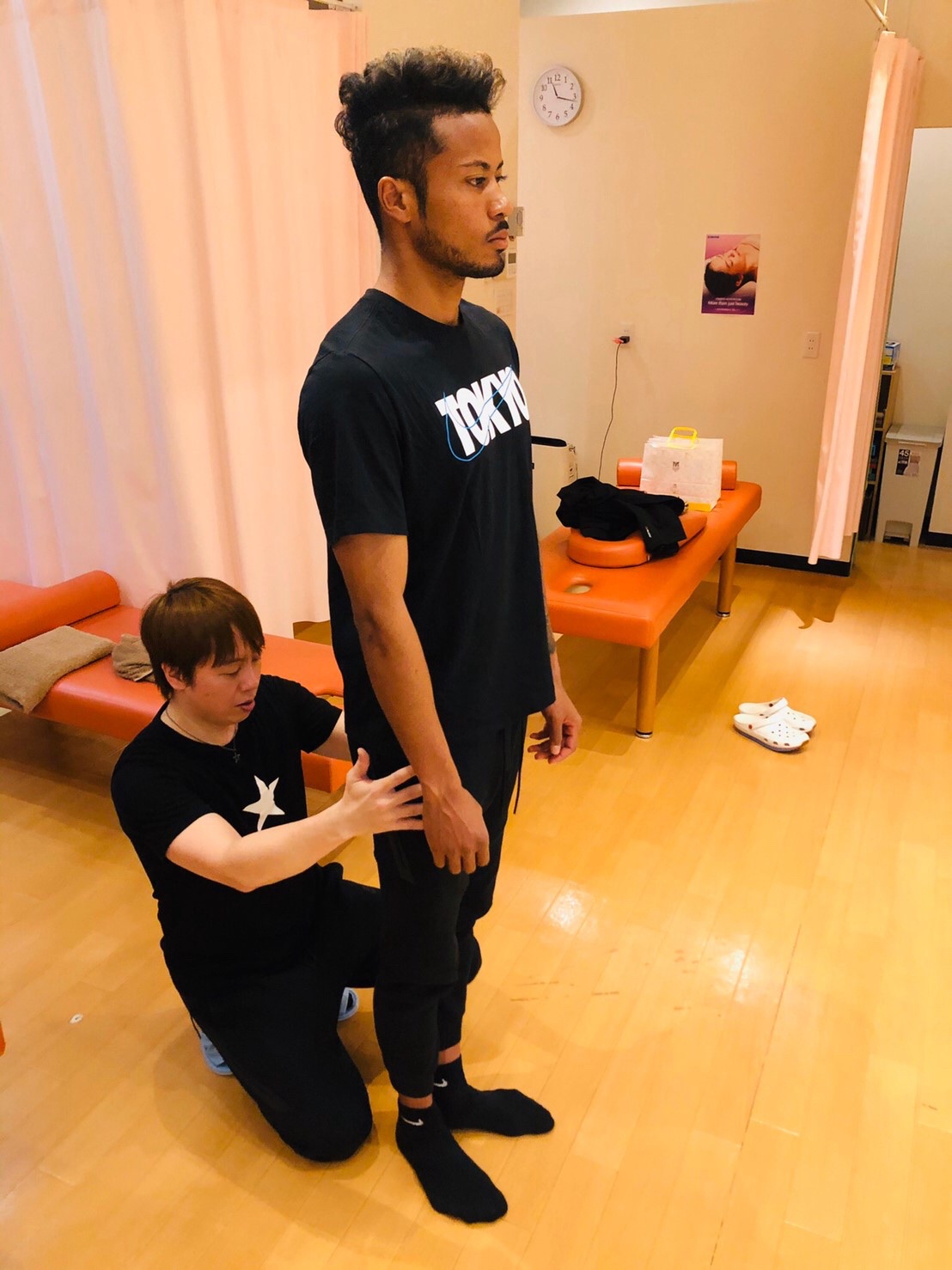 ベルギー・ベールスホットFW鈴木（右）のケアをする小倉トレーナー（小倉氏提供）