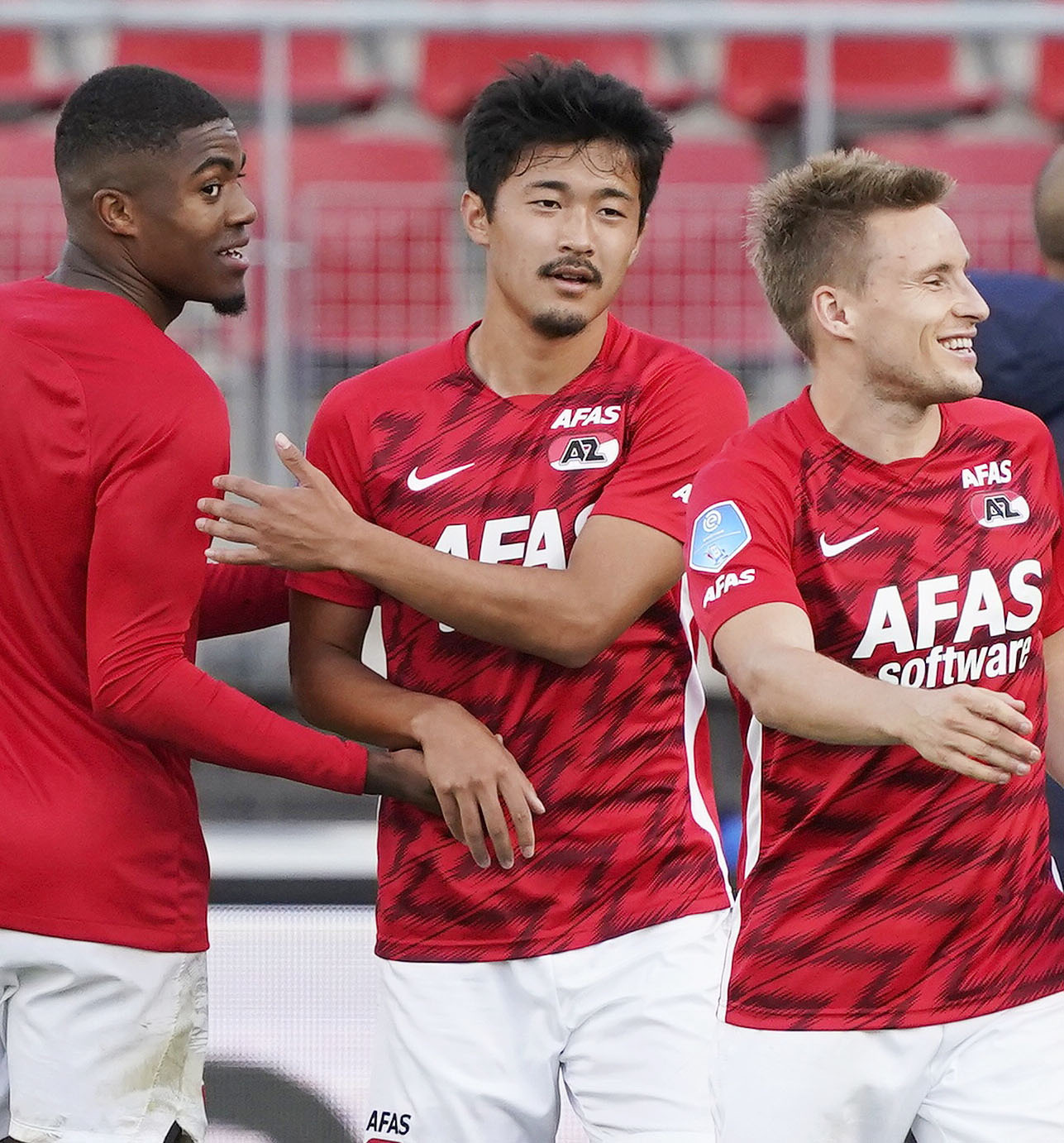 プルゼニ戦に勝利し、喜ぶAZアルクマールの菅原（中央）（共同）