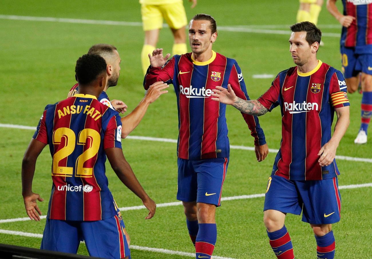 バルセロナFWファティ（手前）のゴールを祝福する（右から）メッシ、グリーズマン、アルバ（ロイター）