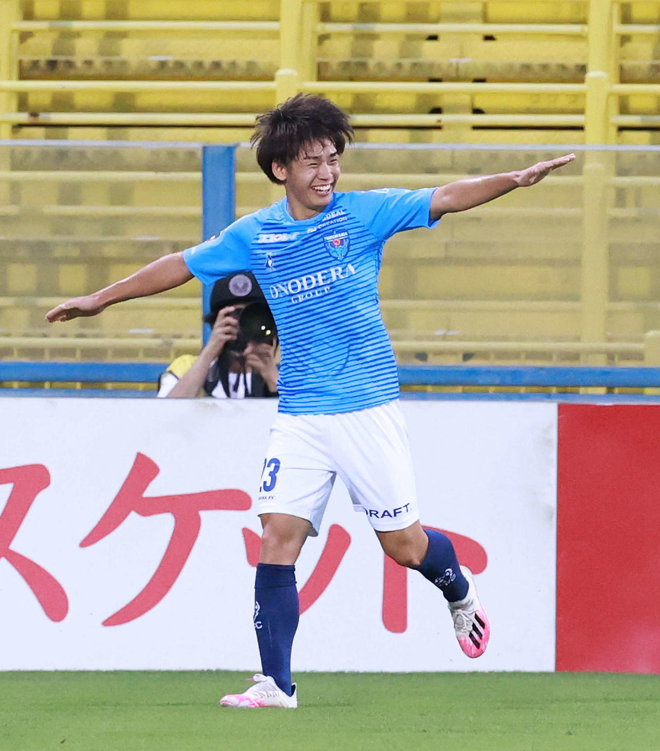 ゴールを決め笑顔でポーズを見せる横浜FC・FW斉藤（20年7月8日撮影）