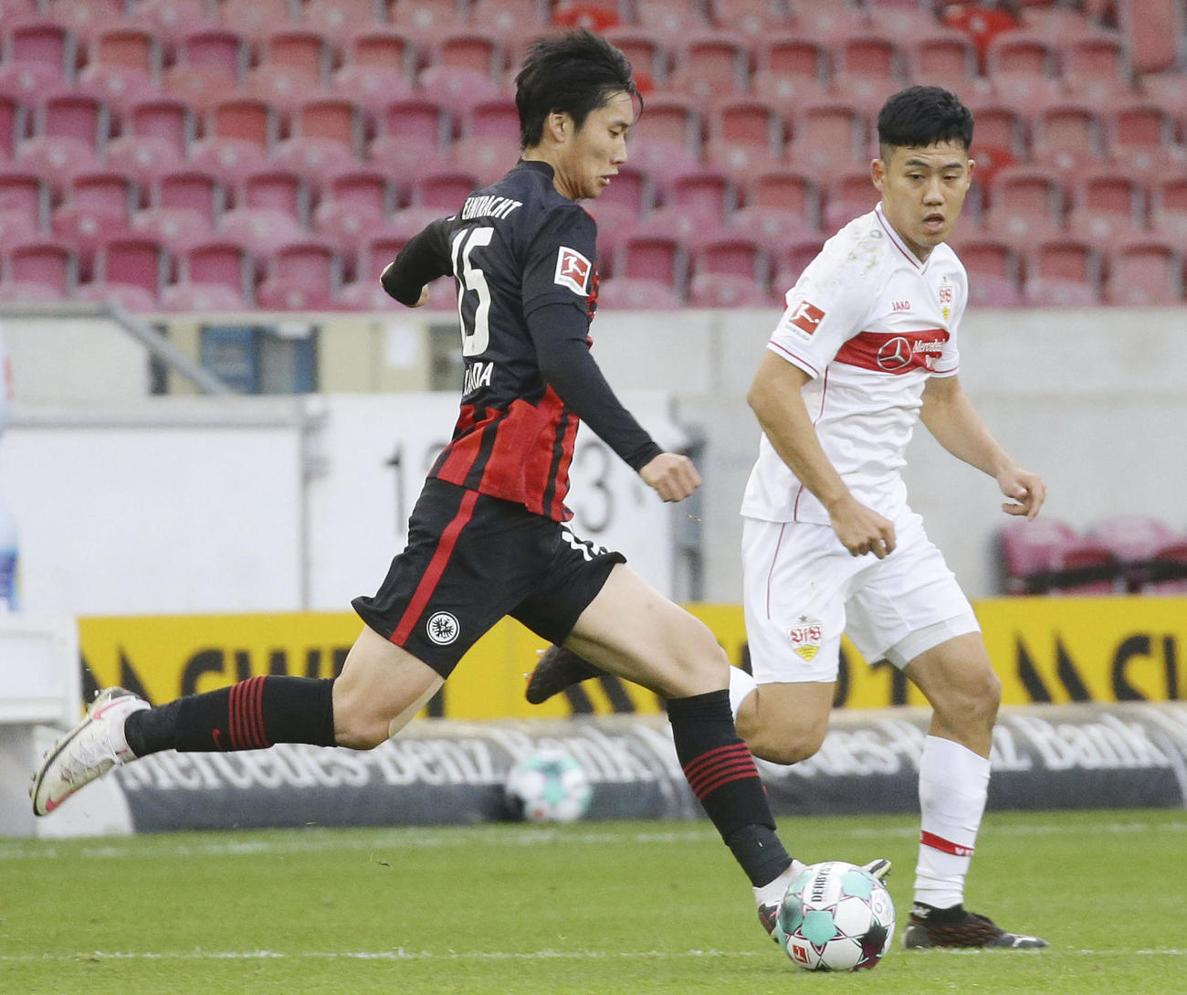 前半、競り合うEフランクフルトの鎌田（左）とシュツットガルトの遠藤航（共同）