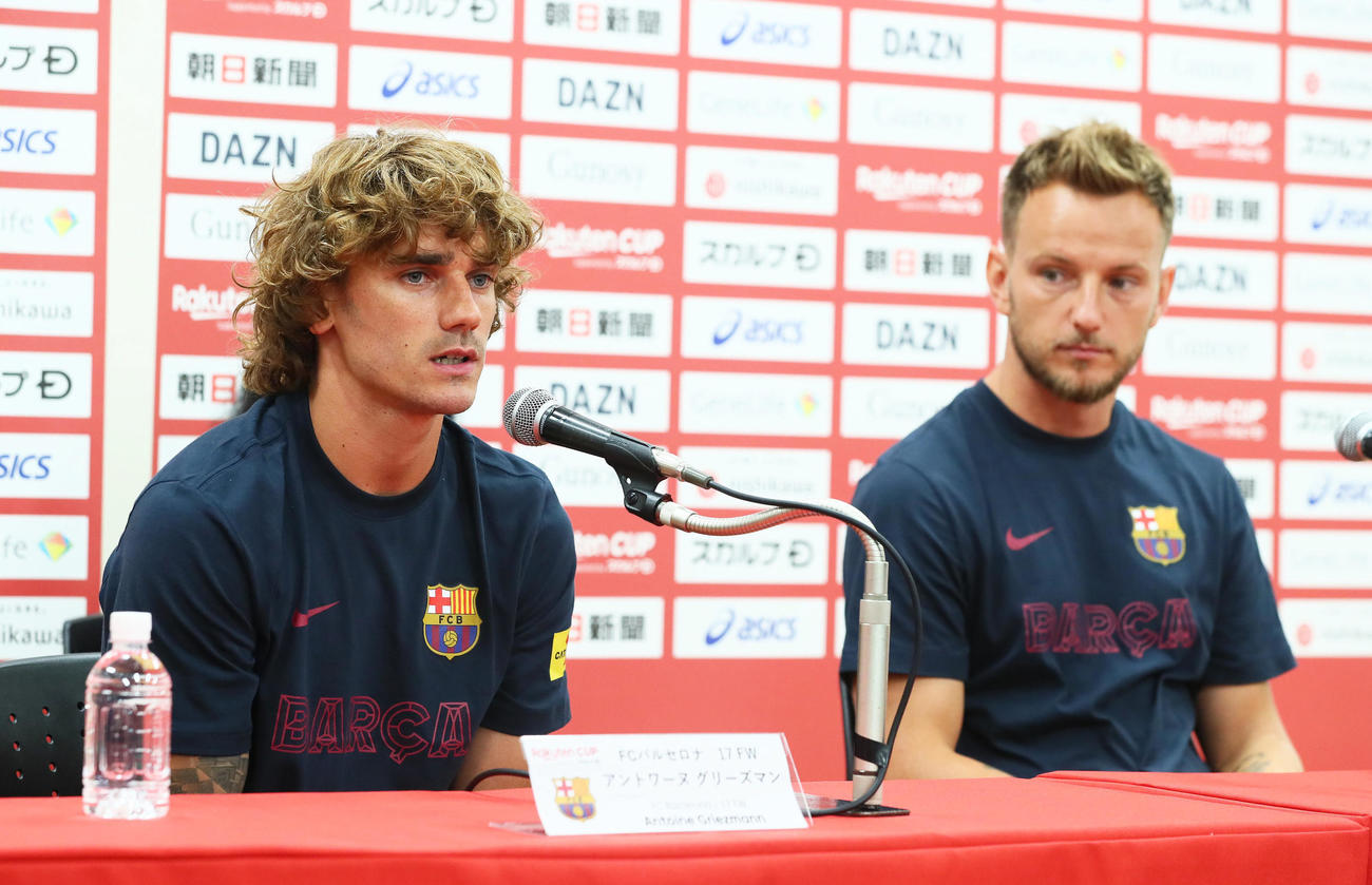 「Rakuten　CUP」前日会見を行うバルセロナのFWグリーズマン（左）とMFラキティッチ（2019年7月22日撮影）