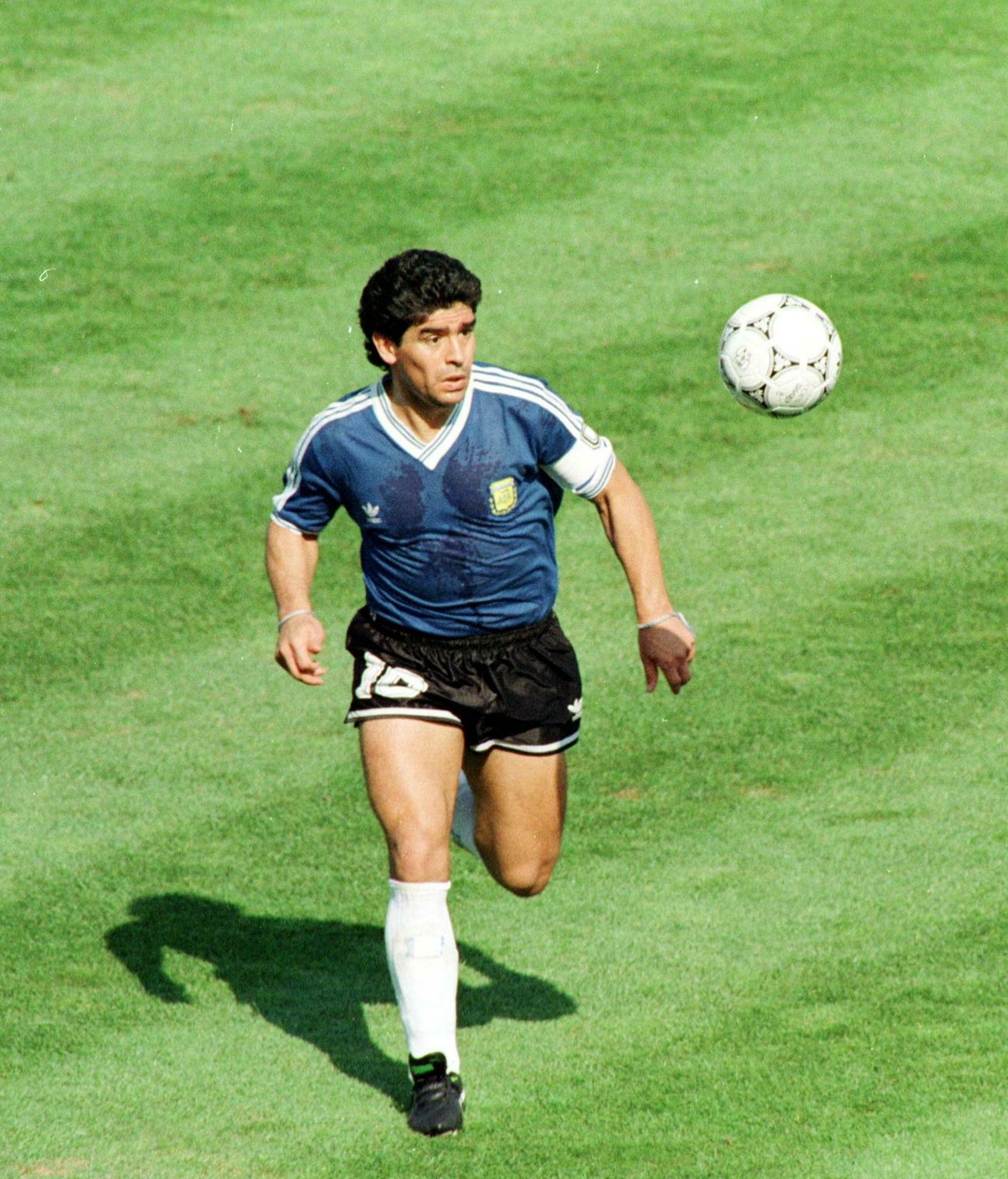 W杯イタリア大会　準々決勝アルゼンチン対ユーゴスラビア　ボールをコントロールするディエゴ・マラドーナ氏（90年6月撮影）