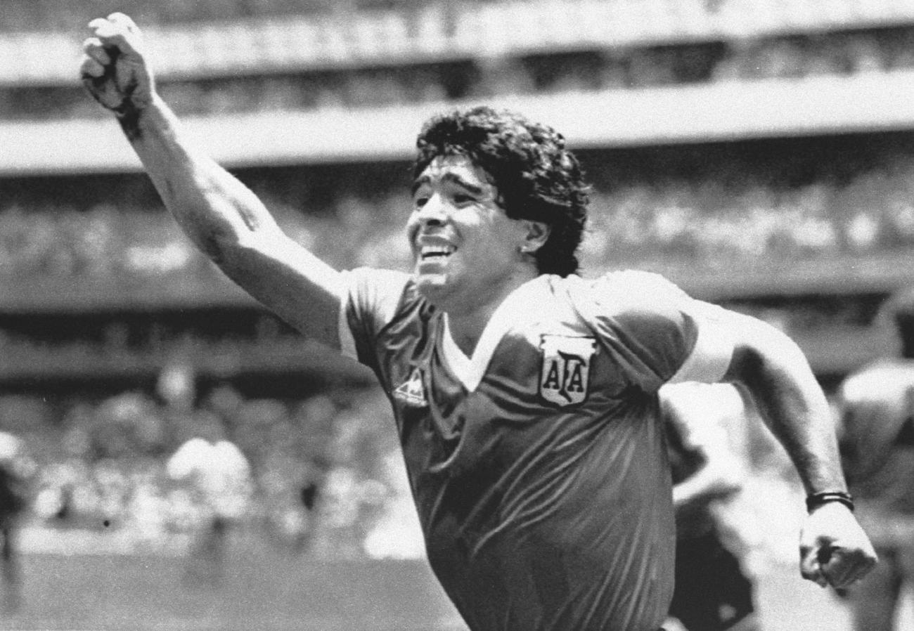 1986年W杯メキシコ大会準々決勝のイングランド戦で、5人抜きのゴールを決めて喜ぶマラドーナさん（ロイター＝共同）