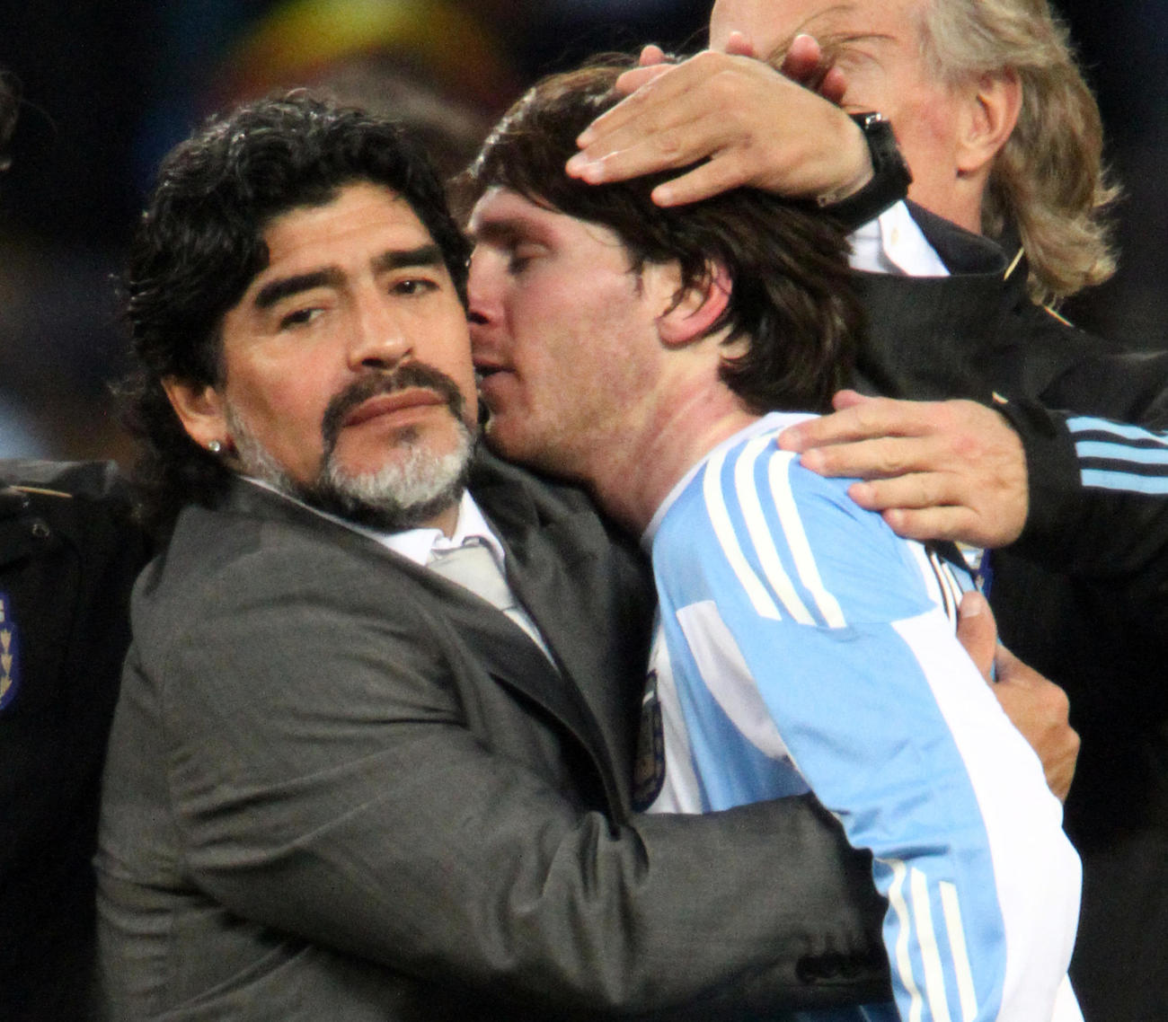 W杯南アフリカ大会準々決勝　アルゼンチン対ドイツ　ドイツに敗北したアルゼンチンのディエゴ・マラドーナ監督（左）は、FWリオネル・メッシを抱きしめ慰めた（10年7月・PIKO撮影）
