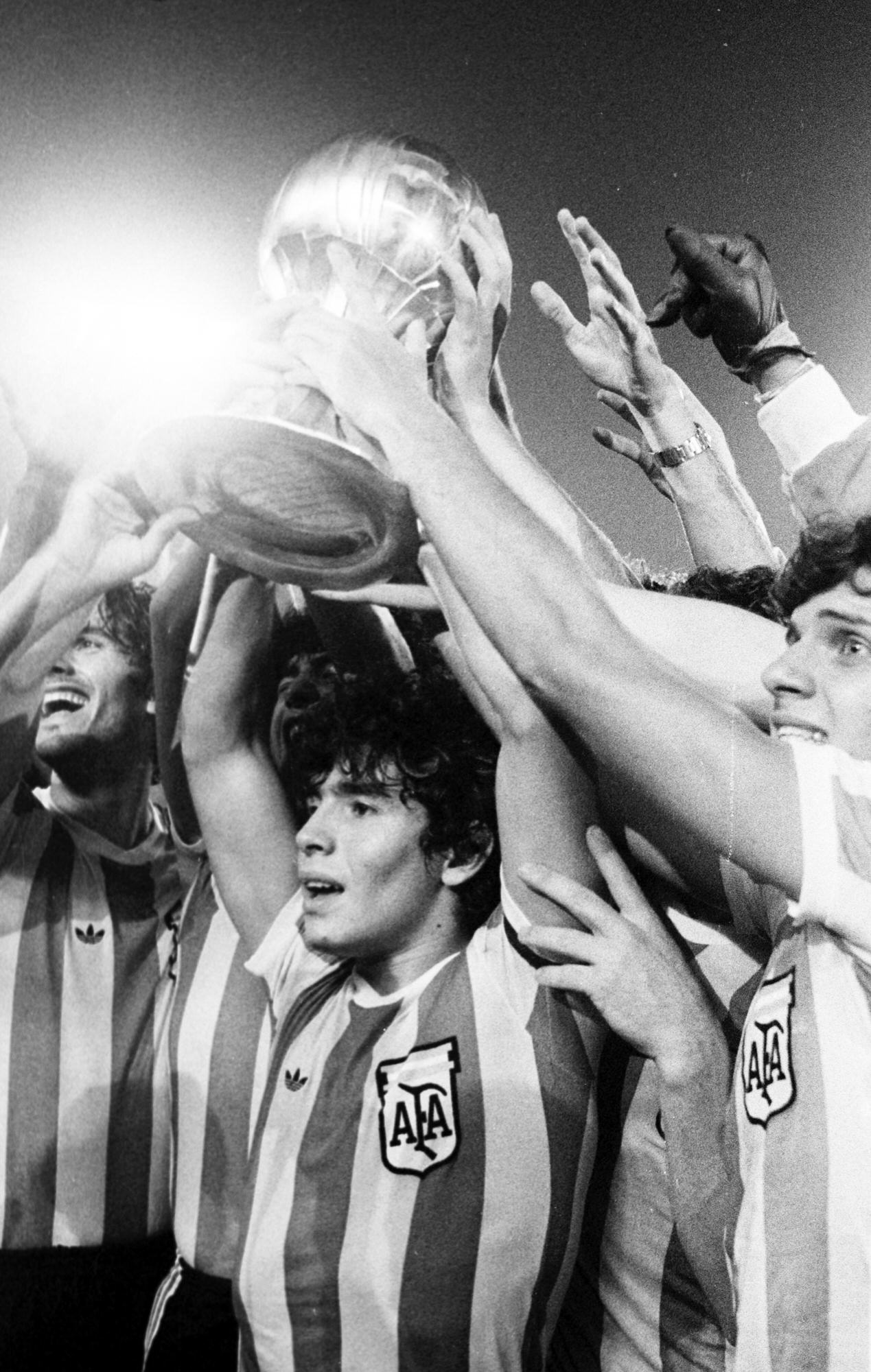 79年9月、ワールドユースで優勝し、優勝杯を掲げるアルゼンチンのマラドーナさん