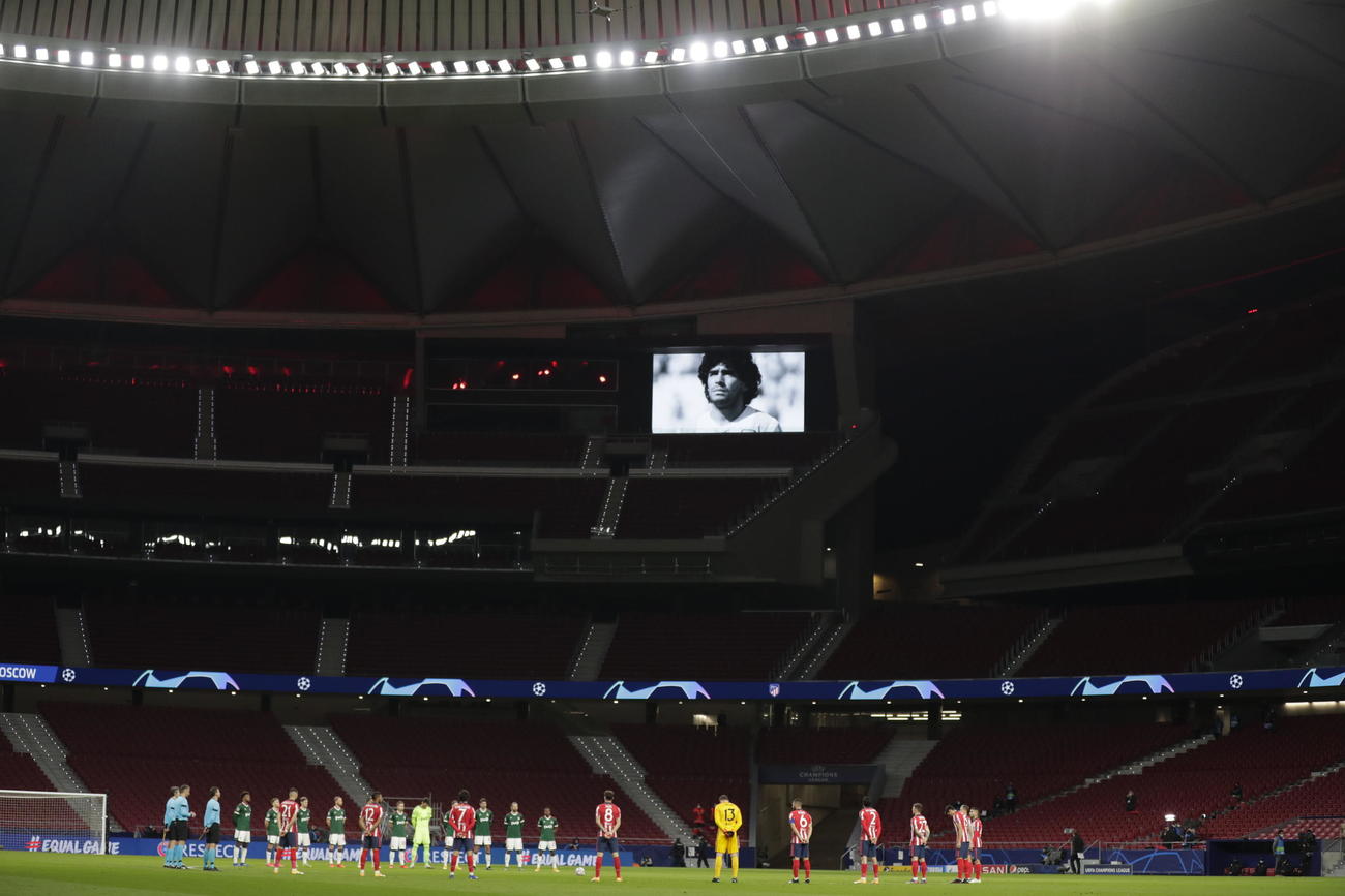試合前に黙とうをささげるAマドリードとロコモティフ・モスクワの選手たち（AP）