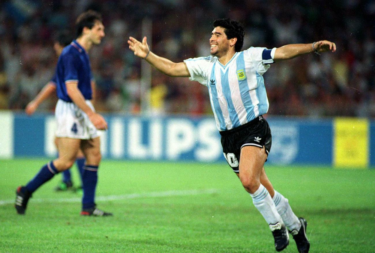 W杯イタリア大会　準決勝　アルゼンチン対イタリア　カニージャの同点ゴールを喜ぶディエゴ・マラドーナ氏（90年7月撮影）