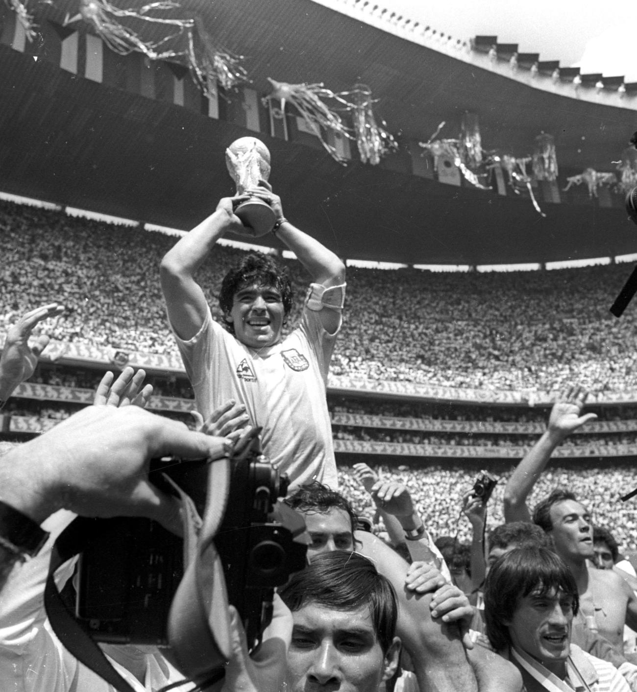 86年6月29日、W杯メキシコ大会で優勝しトロフィーを掲げるマラドーナさん（ロイター）