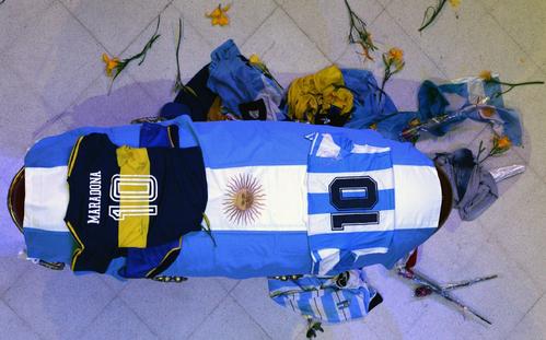 アルゼンチン・ブエノスアイレスの大統領府に安置されたマラドーナさんの棺（アルゼンチン大統領府＝AP）