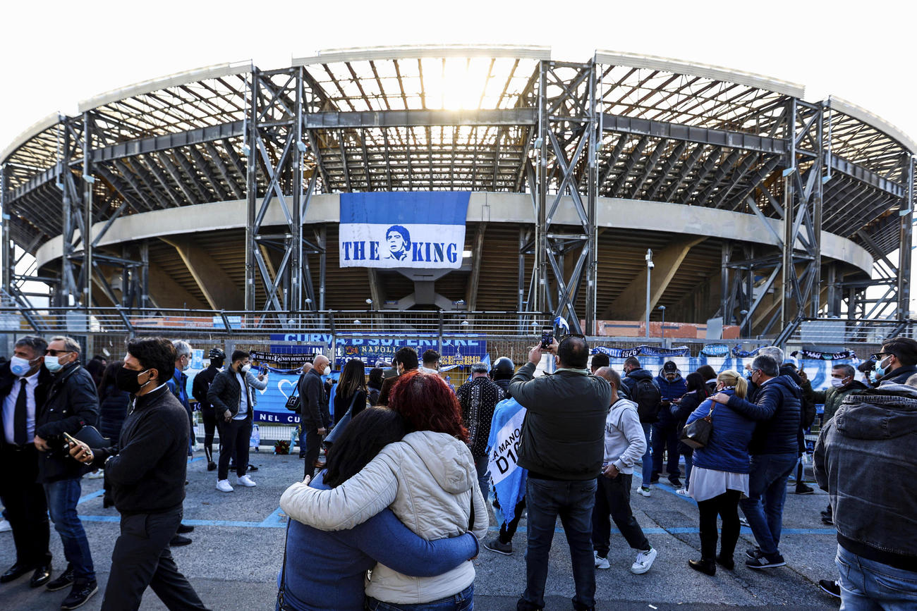 マラドーナ氏の死を悼み、スタジアムに集まるナポリのサポーター（AP）