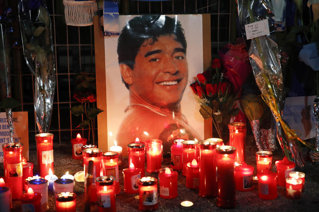 マラドーナ氏の死を悼み、ろうそくに火がともされた（AP）
