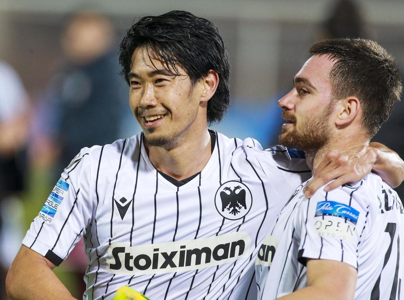 AEL戦で移籍後初出場を果たしたPAOK香川（左）（共同）