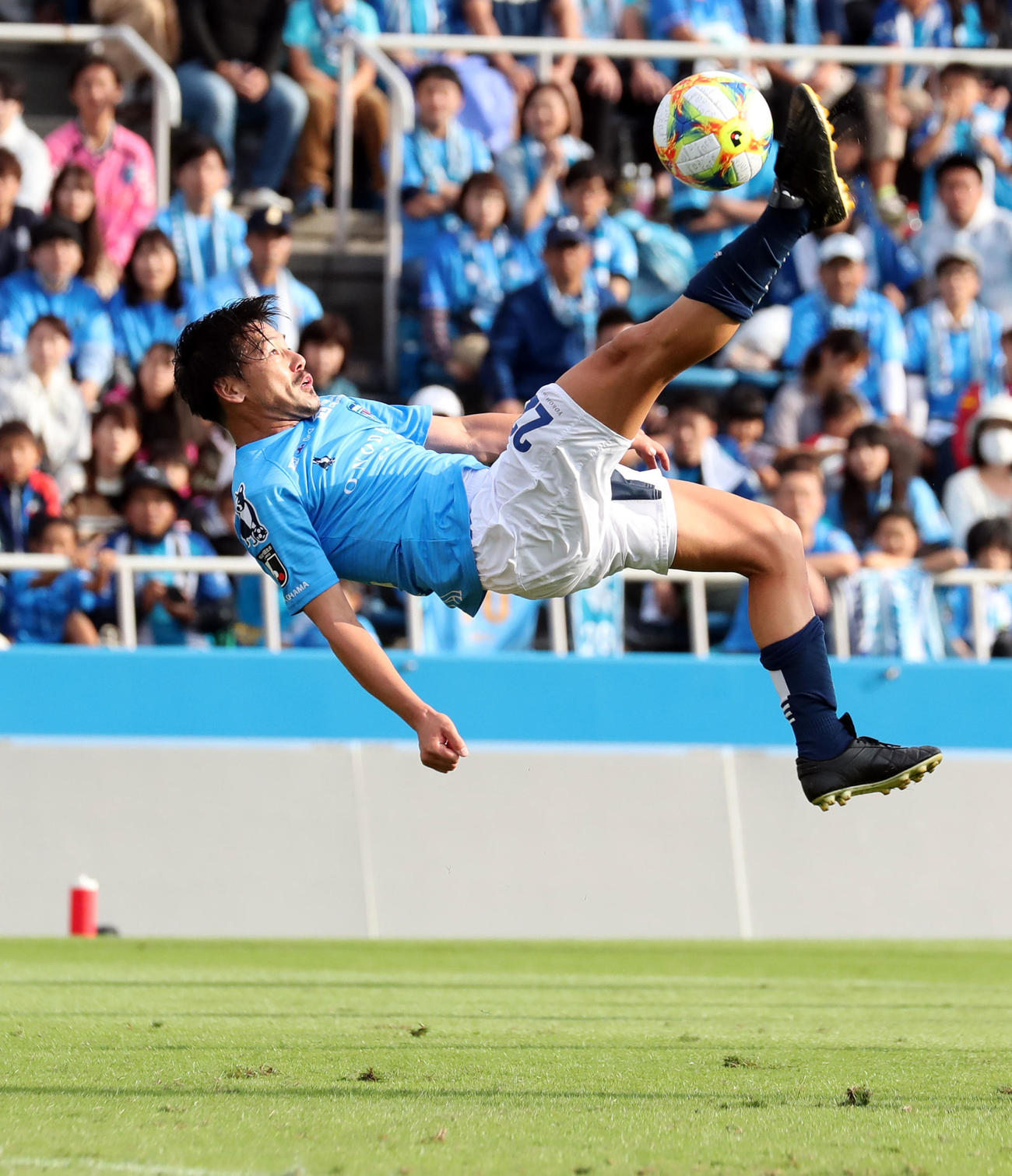 オーバーヘッドキックでゴールを狙う横浜FC時代の松井大輔（2019年10月6日撮影）