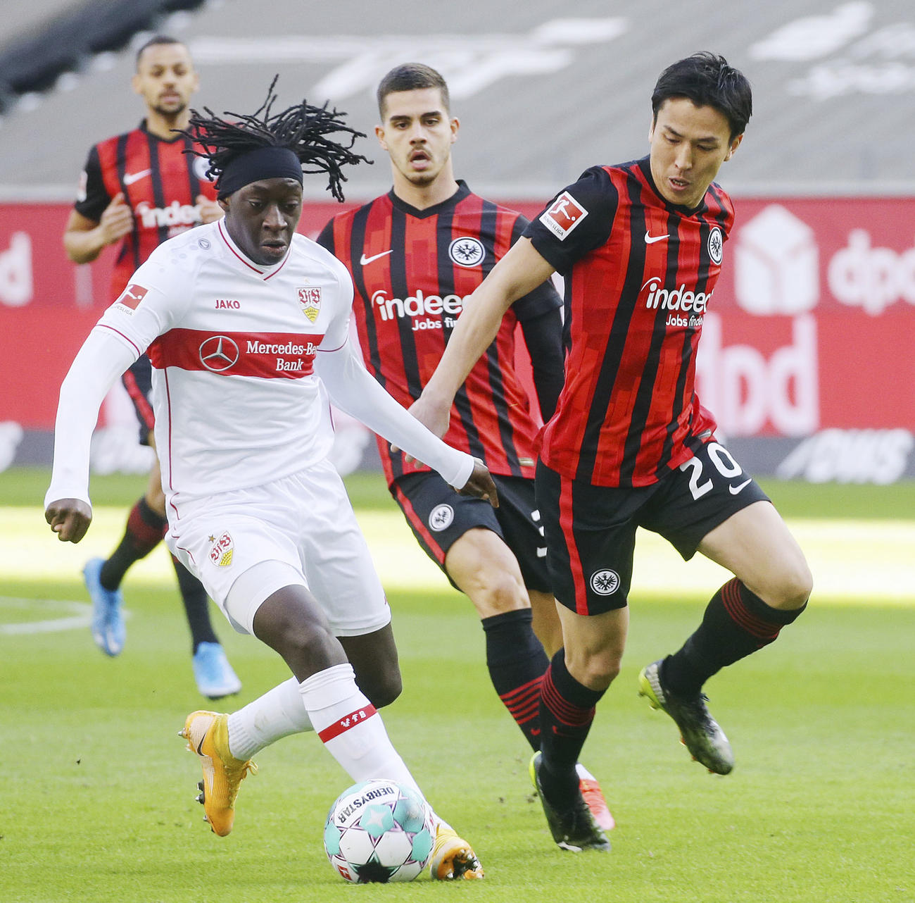 前半、競り合うEフランクフルト長谷部（右）（共同）