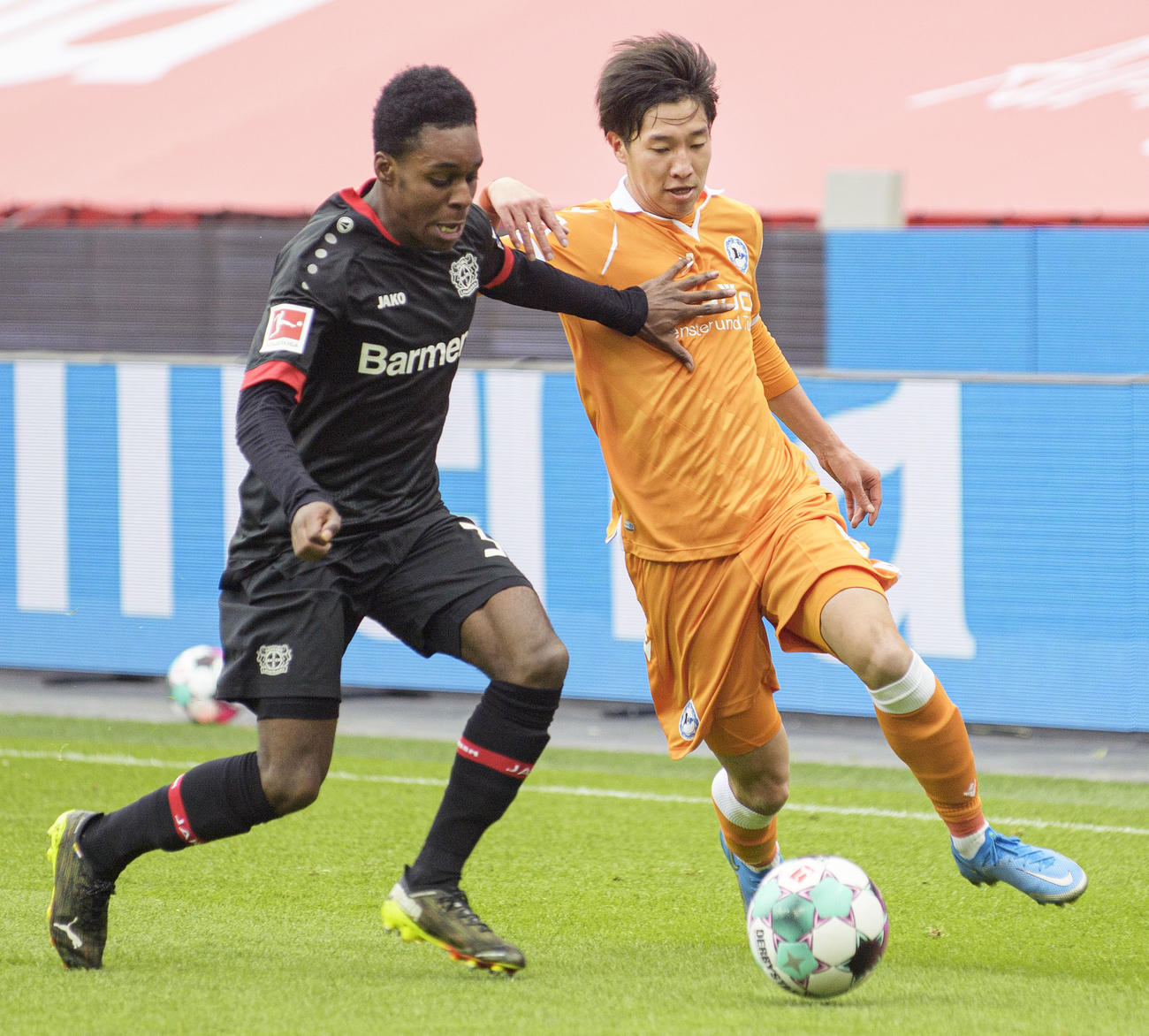 レーバークーゼン戦の前半、先発出場し競り合うビーレフェルトの奥川（右）（共同）