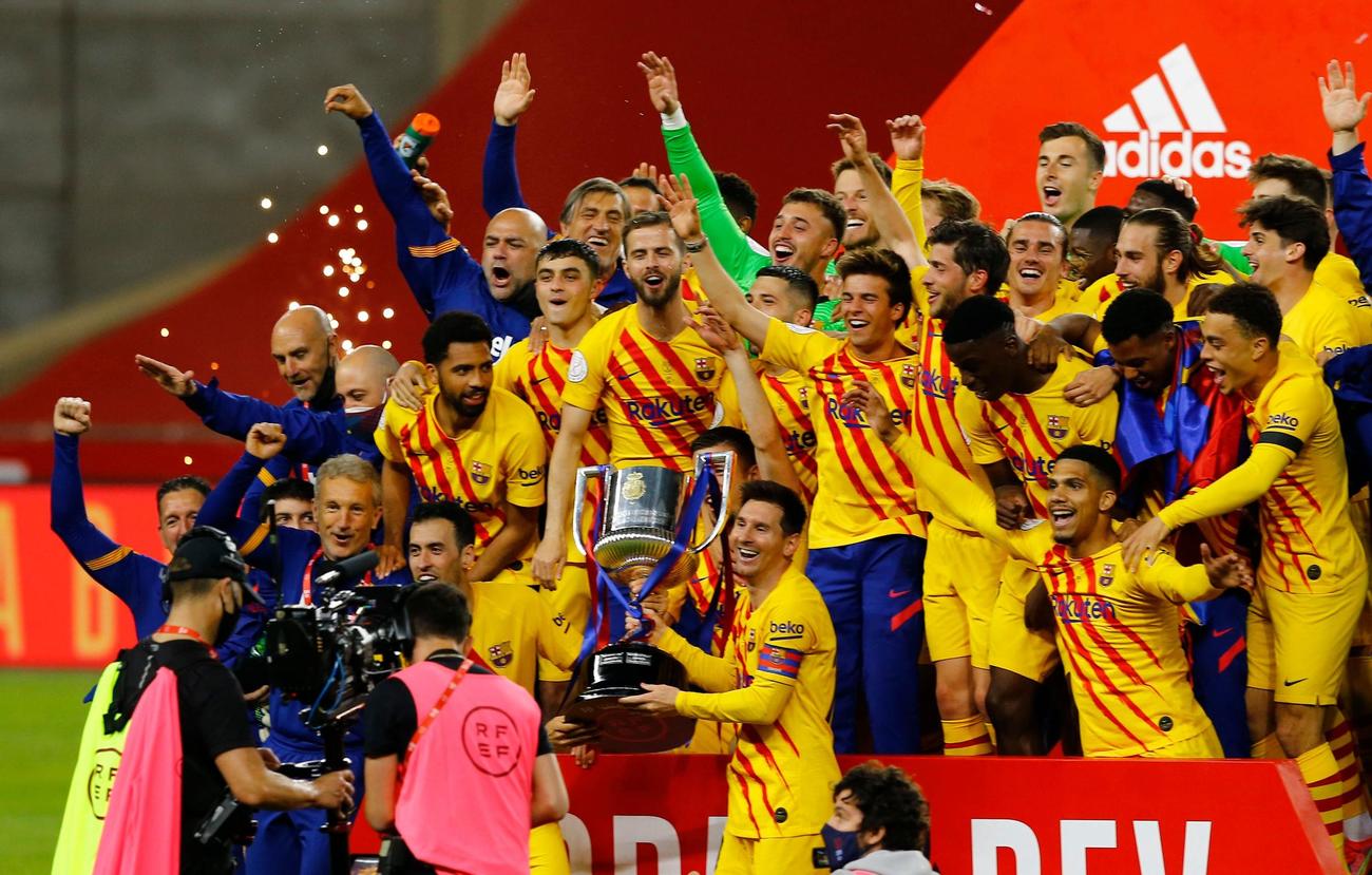 スペイン国王杯を制し喜びを爆発されるバルセロナの選手たち（ロイター）