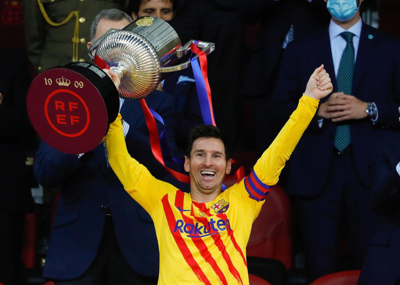スペイン国王杯を制し、優勝トロフィーを掲げるバルセロナFWメッシ（ロイター）