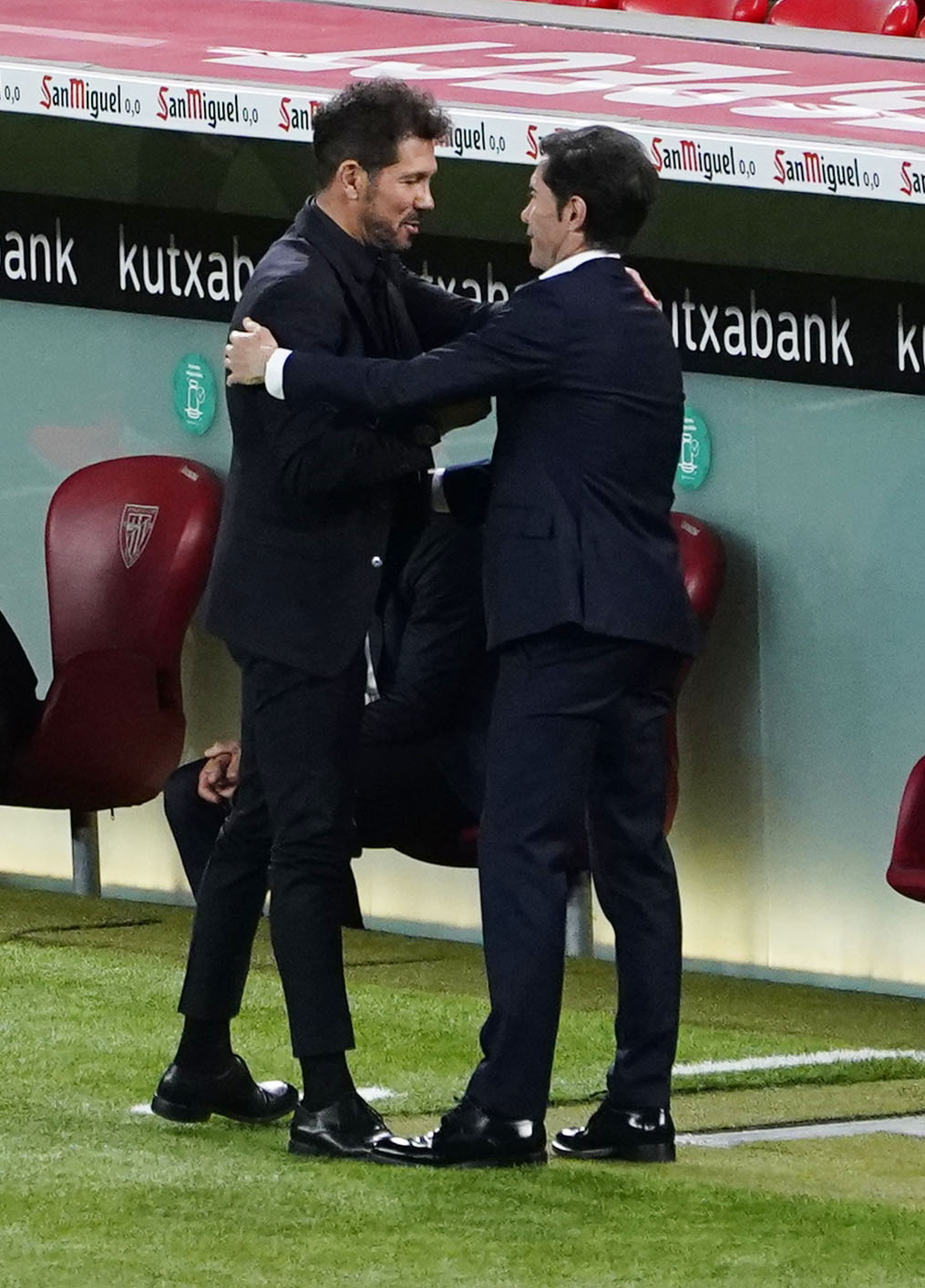 試合前にビルバオのマルセリーノ監督（右）と言葉をかわすAマドリードのシメオネ監督（ロイター）