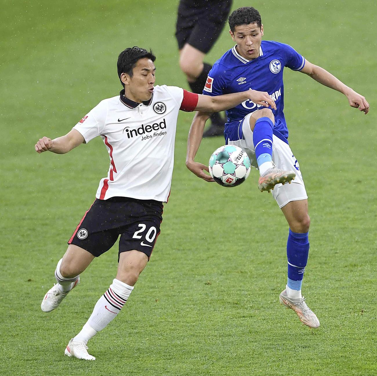 後半、競り合うEフランクフルトの長谷部（左）（共同）