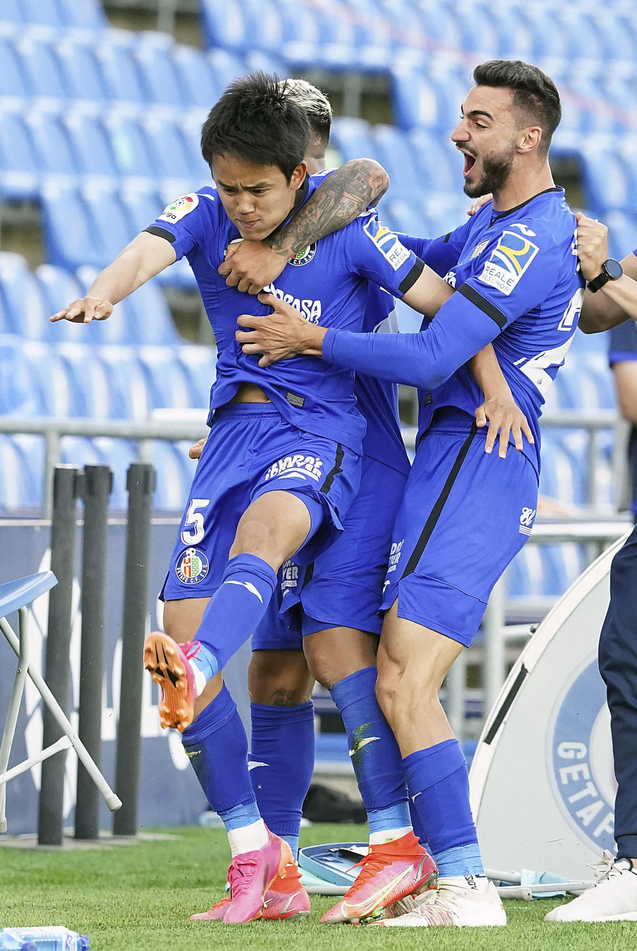 レバンテ戦の後半、決勝ゴールを決め祝福されるヘタフェの久保建（左）（共同）